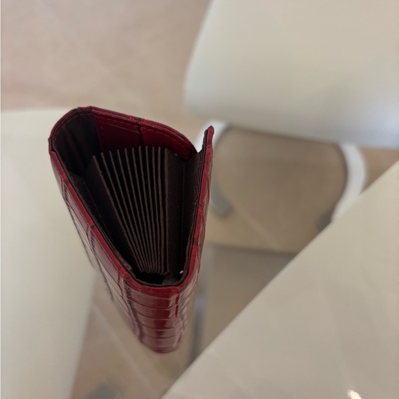 Elegant Red Crocodile-Embossed Credit Card Holder - Picture 4 of 4